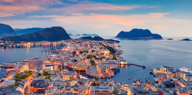 Ile ludności ma Norwegia?